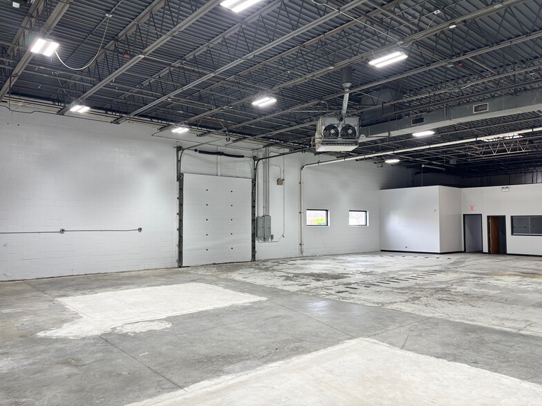 220 W Campus Dr, Arlington Heights, IL à louer - Photo de l’immeuble – Image 3 sur 5