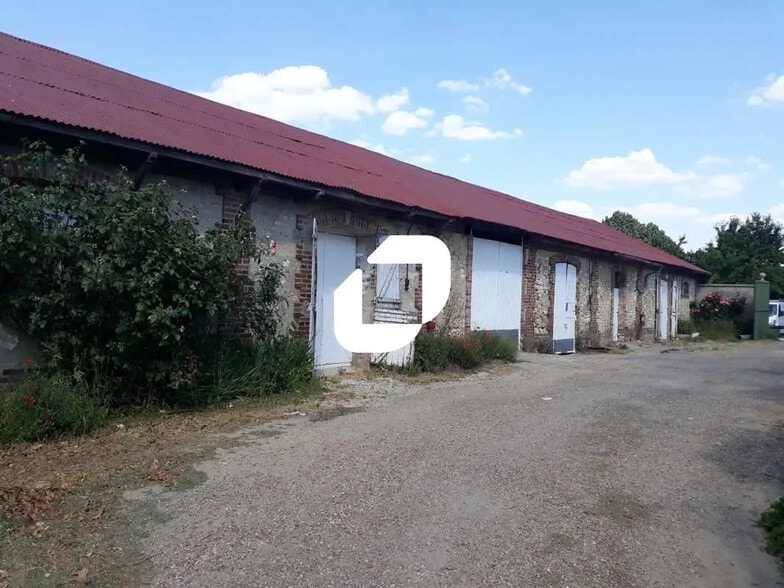 Local d’activités dans Saint-Germain-de-la-Grange à louer - Photo de l’immeuble – Image 1 sur 12