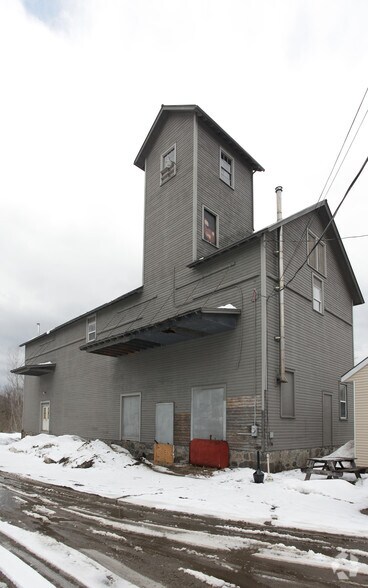101 River St, Warrensburg, NY à vendre - Photo de l’immeuble – Image 1 sur 2