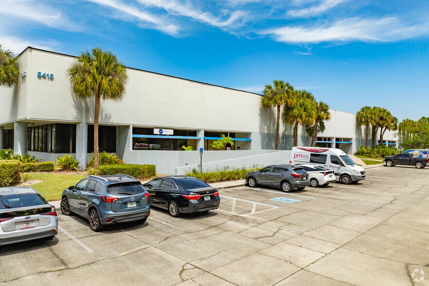 8402 Laurel Fair Cir, Tampa, FL à louer - Photo principale – Image 2 sur 5