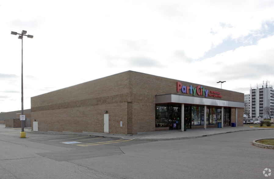 225-227 Vodden St, Brampton, ON à louer - Photo de l’immeuble – Image 2 sur 7