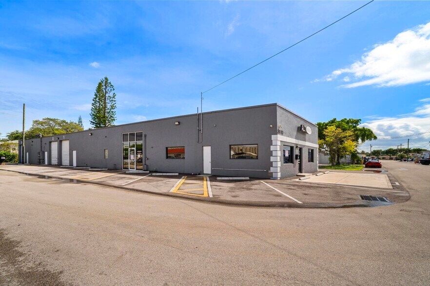 3410 NE 6th Ter, Pompano Beach, FL à vendre - Photo de l’immeuble – Image 2 sur 15