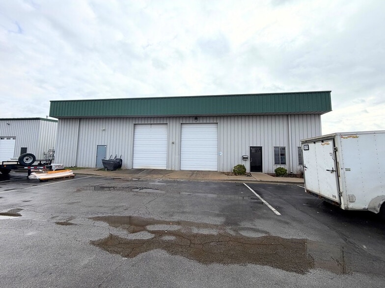 6601 Royal St, Pleasant Valley, MO à louer - Photo principale – Image 2 sur 31