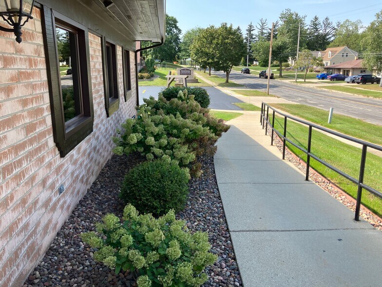 1305 Chestnut St, West Bend, WI à louer - Photo de l’immeuble – Image 3 sur 10