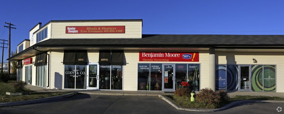 220 N Railway St, Okotoks, AB à louer - Photo principale – Image 2 sur 10