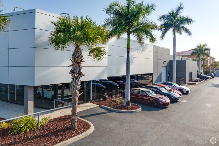 10064 Daniels Interstate Ct, Fort Myers, FL à vendre - Photo de l’immeuble – Image 2 sur 6