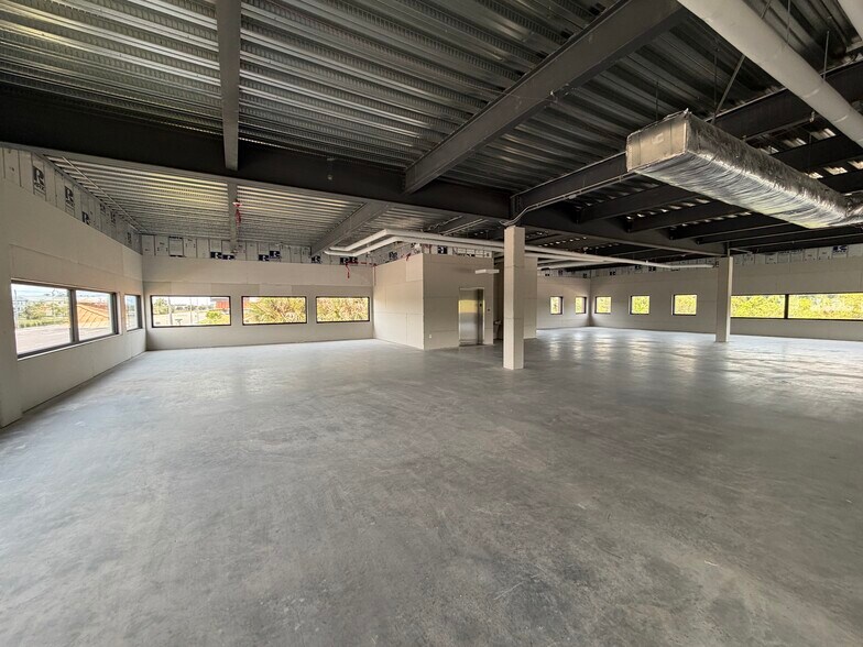 13811 Metropolis Ave, Fort Myers, FL à vendre - Photo de l’immeuble – Image 3 sur 14