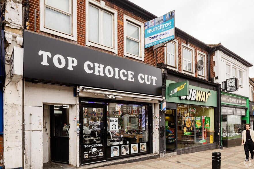 16 Watford Way, Londres à louer - Photo de l’immeuble – Image 2 sur 2