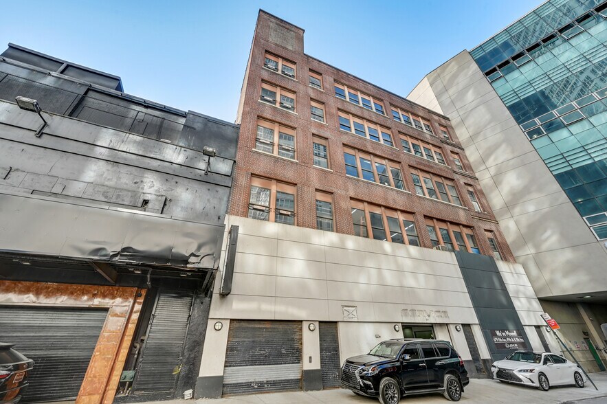 614 W 56th St, New York, NY à louer - Photo de l’immeuble – Image 2 sur 2