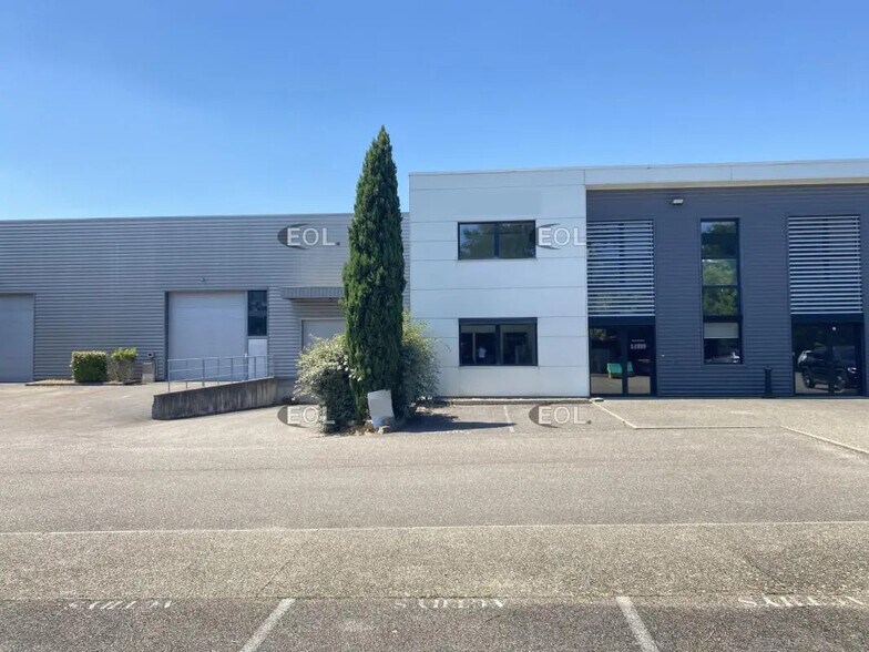 Local d’activités dans Saint-Priest à louer - Photo de l’immeuble – Image 2 sur 19