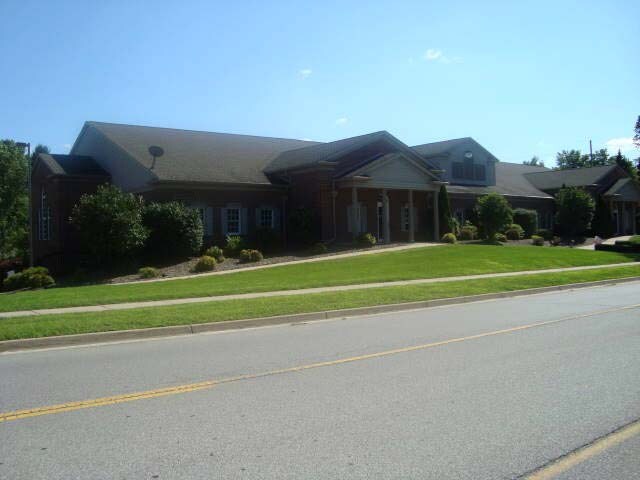 123 Brighton Lake Rd, Brighton, MI à louer Photo principale– Image 1 sur 5