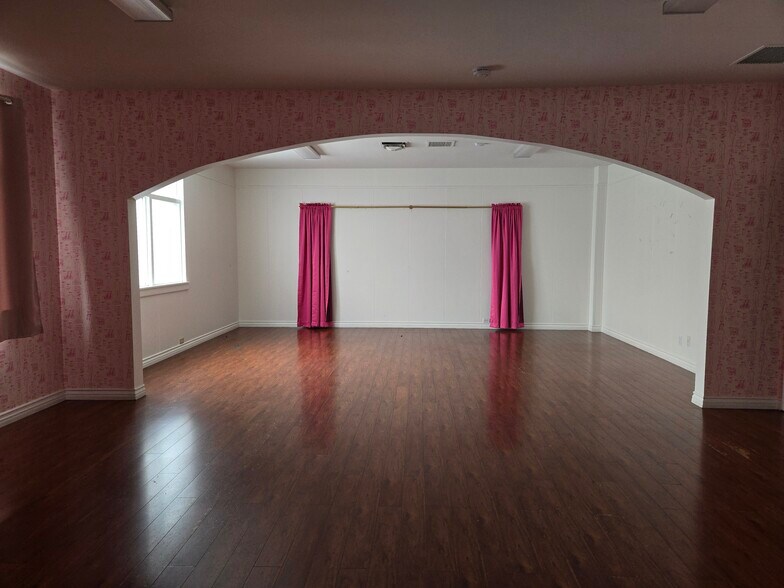 2205 N Hollywood Way, Burbank, CA à louer - Photo de l’immeuble – Image 2 sur 11