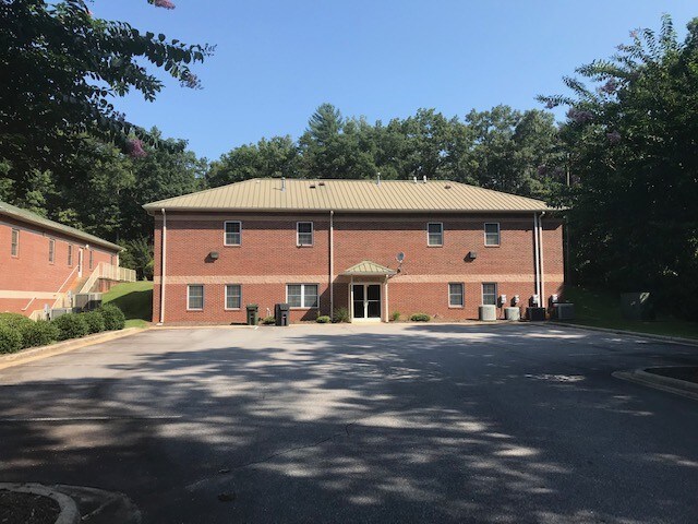 525 Samaritans Ridge Ct, Elkin, NC à louer Photo de l’immeuble– Image 1 sur 10