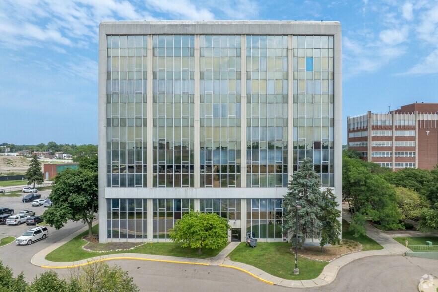 15565 Northland Dr, Southfield, MI à vendre - Photo de l’immeuble – Image 2 sur 53