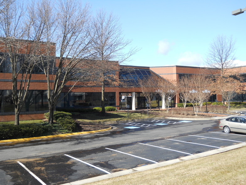 741 Miller Dr SE, Leesburg, VA à louer - Photo de l’immeuble – Image 2 sur 5