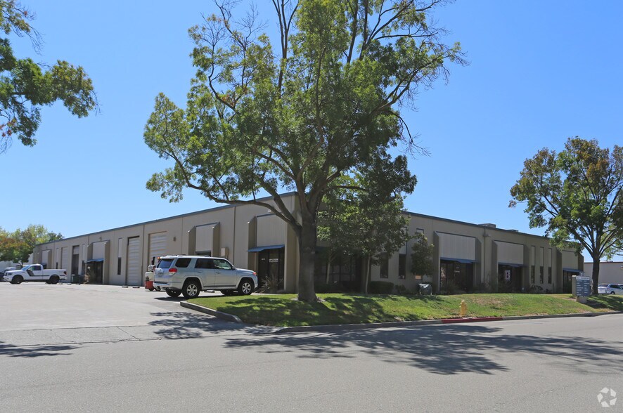 1040 Serpentine Ln, Pleasanton, CA à louer - Photo de l’immeuble – Image 3 sur 4