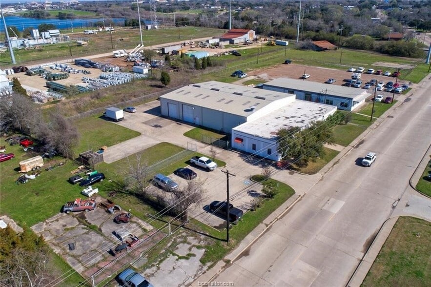 610 W Carson St, Bryan, TX à louer - Photo de l’immeuble – Image 2 sur 7