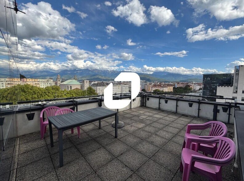 Bureau dans Grenoble à louer - Photo de l’immeuble – Image 2 sur 7