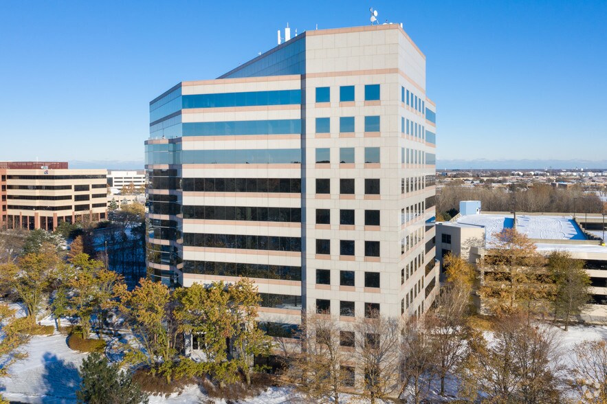 25 NW Point Blvd, Elk Grove Village, IL à louer - Photo de l’immeuble – Image 3 sur 13