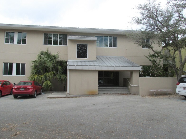 4940 Bayline Dr, North Fort Myers, FL à louer - Photo de l’immeuble – Image 3 sur 67