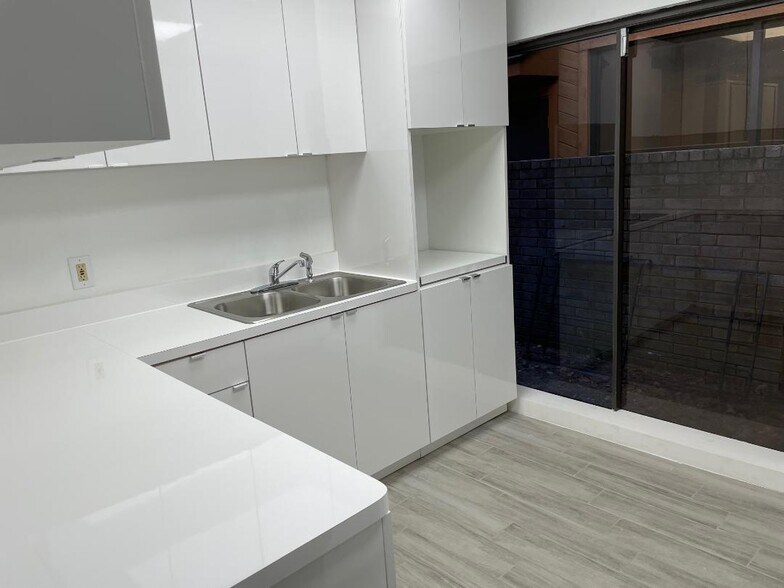 13303 Champion Forest Dr, Houston, TX à louer - Photo intérieure – Image 3 sur 29