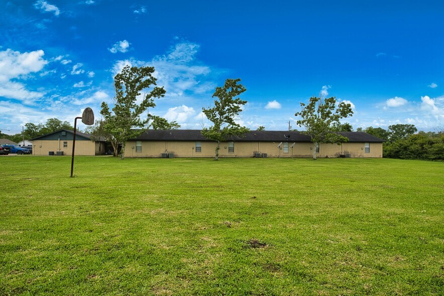 401 E Texas St, Brazoria, TX à vendre - Photo de l’immeuble – Image 2 sur 19