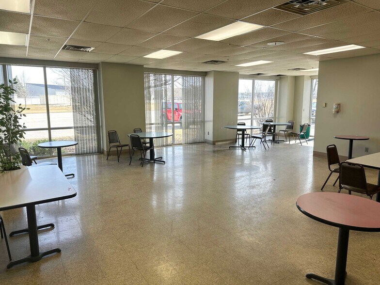 1250 N Center Point Rd, Hiawatha, IA à louer - Photo de l’immeuble – Image 2 sur 11