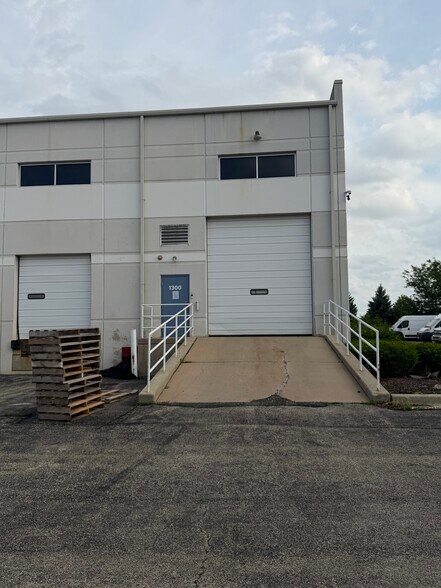 1300 Lakeview Dr, Romeoville, IL à louer - Photo de l’immeuble – Image 2 sur 3