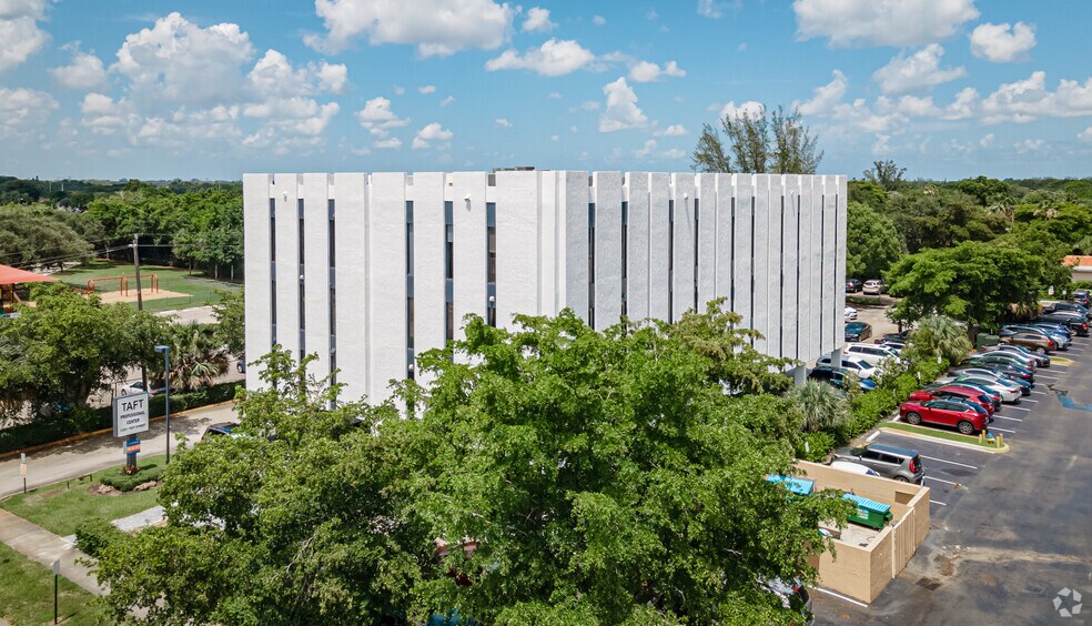 12251 Taft St, Pembroke Pines, FL à louer - Photo de l’immeuble – Image 2 sur 5