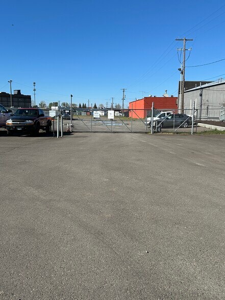 1725 Silverton Rd NE, Salem, OR à louer - Photo de l’immeuble – Image 2 sur 6
