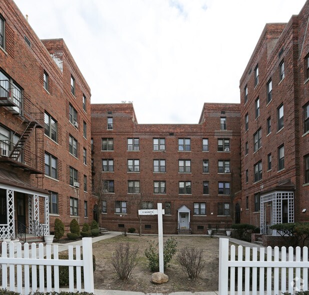 10 Washington St, Hempstead, NY à vendre - Photo de l’immeuble – Image 3 sur 4