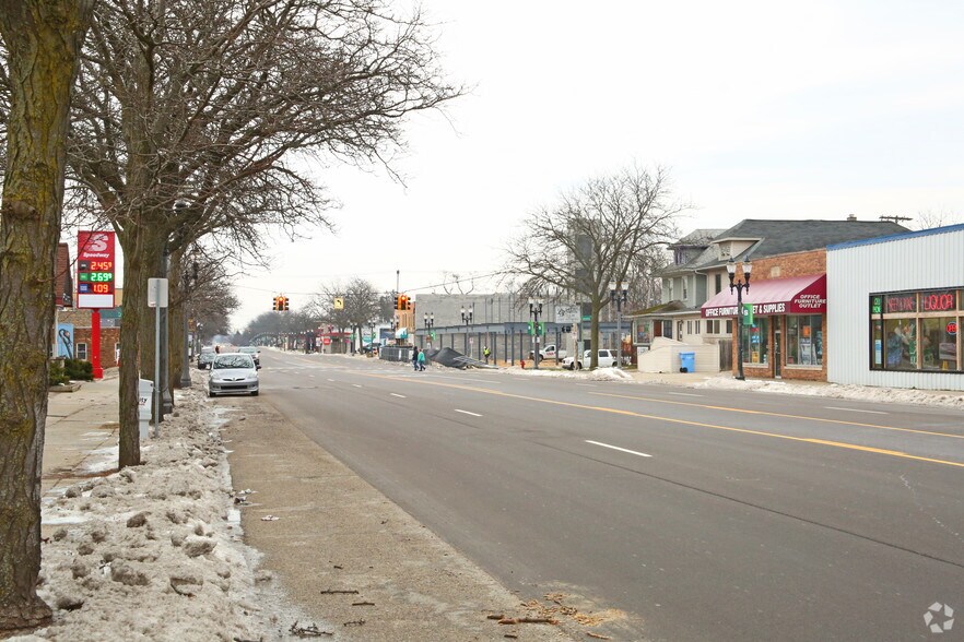 1910 E Michigan Ave, Lansing, MI à vendre - Photo de l’immeuble – Image 3 sur 5