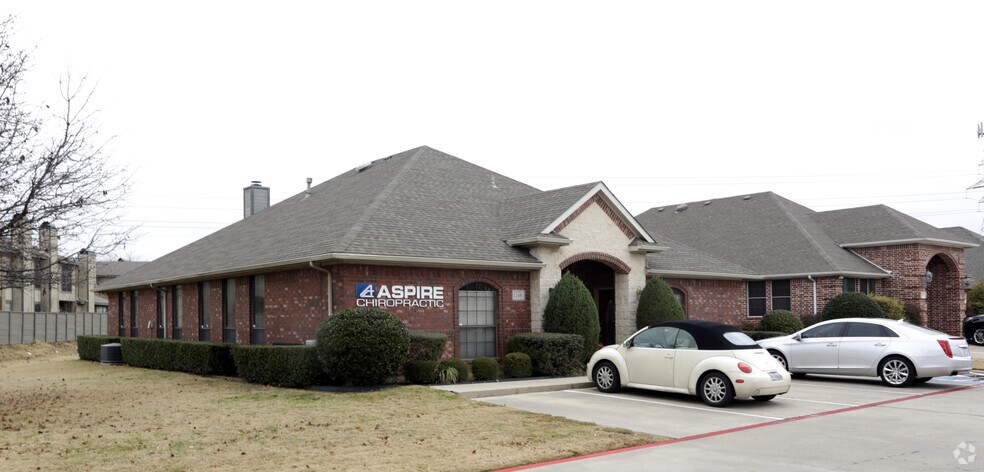 124 W Harwood Rd, Hurst, TX à louer - Photo de l’immeuble – Image 3 sur 12