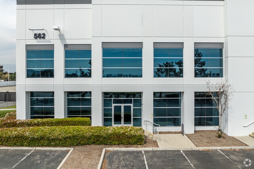 562 W Santa Ana Ave, Bloomington, CA à louer - Photo de l’immeuble – Image 2 sur 5