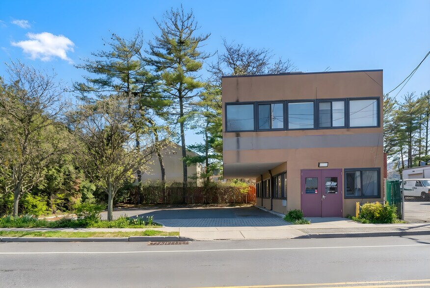104 Harbor Rd, Port Washington, NY à vendre - Photo de l’immeuble – Image 3 sur 13