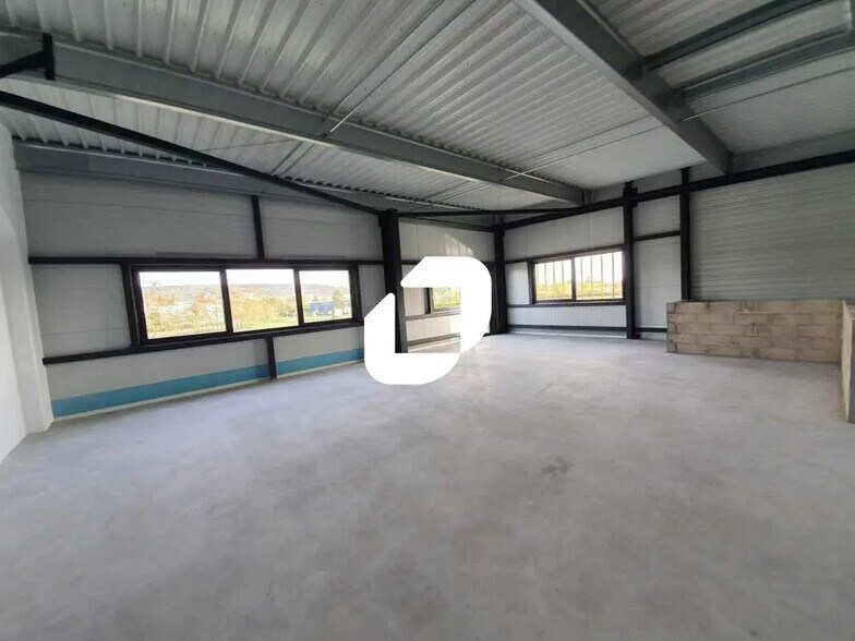 Local d’activités dans Buchelay à louer - Photo de l’immeuble – Image 3 sur 13