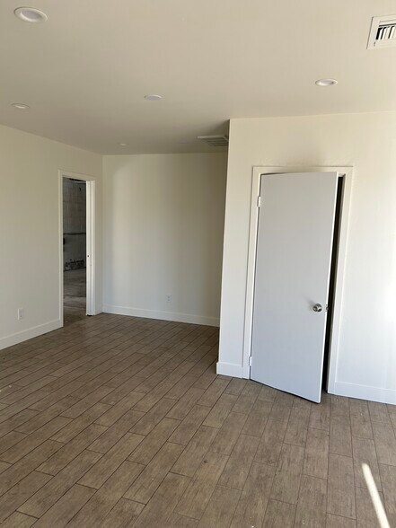 15111 Keswick St, Van Nuys, CA à vendre - Photo de l’immeuble – Image 2 sur 8