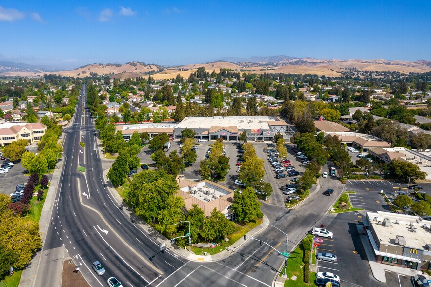 1500 Oliver Rd, Fairfield, CA à louer - Photo de l’immeuble – Image 3 sur 16