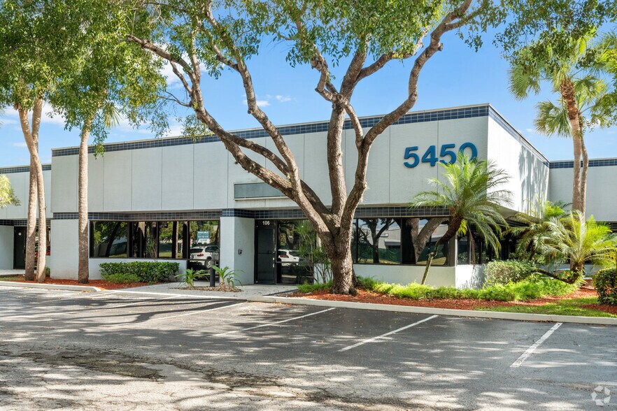 5440 NW 33rd Ave, Fort Lauderdale, FL à louer - Photo de l’immeuble – Image 2 sur 9