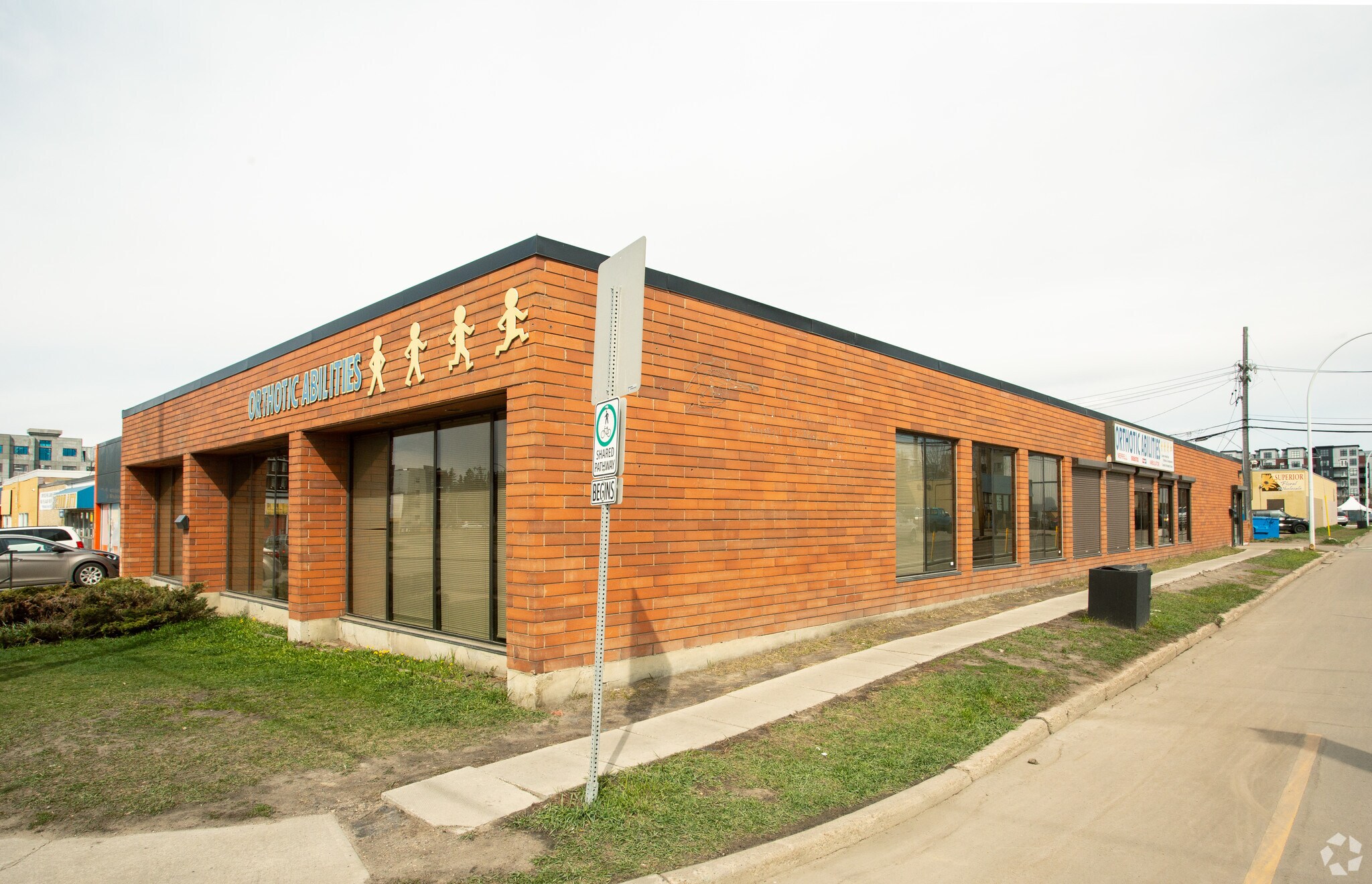 10525 116 St NW, Edmonton, AB à louer Photo de l’immeuble– Image 1 sur 24