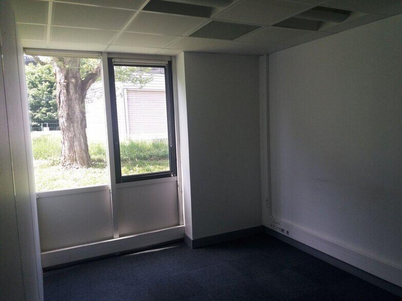 Bureau dans Eybens à louer - Photo de l’immeuble – Image 3 sur 15