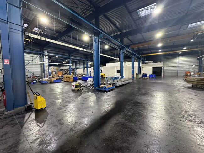 Plus de détails pour Local d'activités à louer