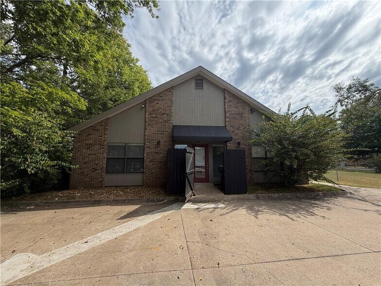 27 W Township St, Fayetteville, AR à louer - Photo de l’immeuble – Image 2 sur 10