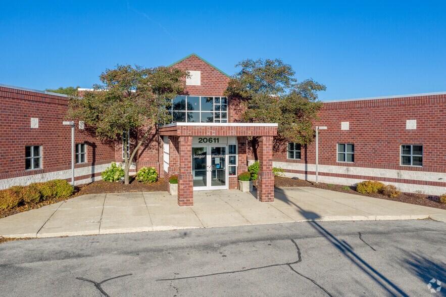 20611 Watertown Rd, Waukesha, WI à louer - Photo de l’immeuble – Image 2 sur 17