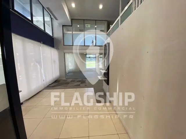 Local commercial dans Montigny-le-Bretonneux à louer - Hall d’entrée – Image 3 sur 9