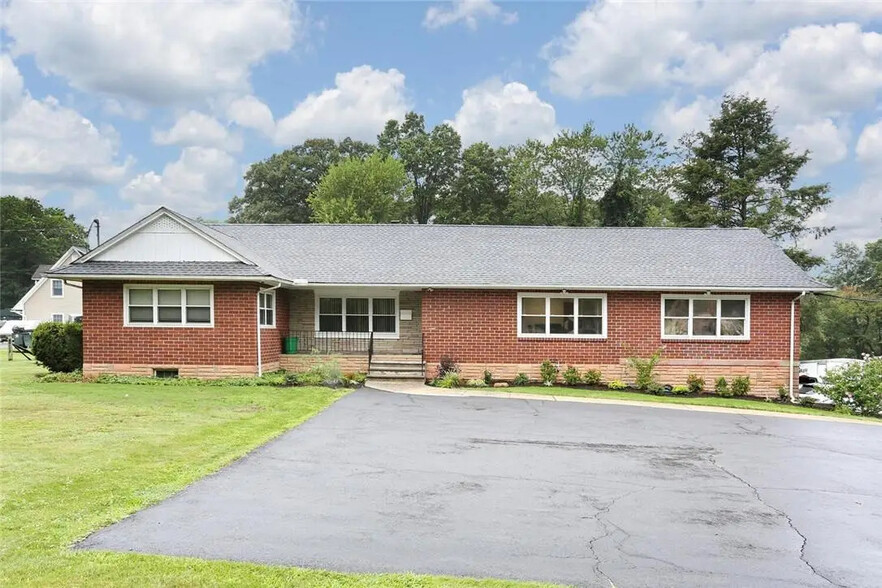 574 Route 303, Blauvelt, NY à vendre - Photo de l’immeuble – Image 1 sur 8