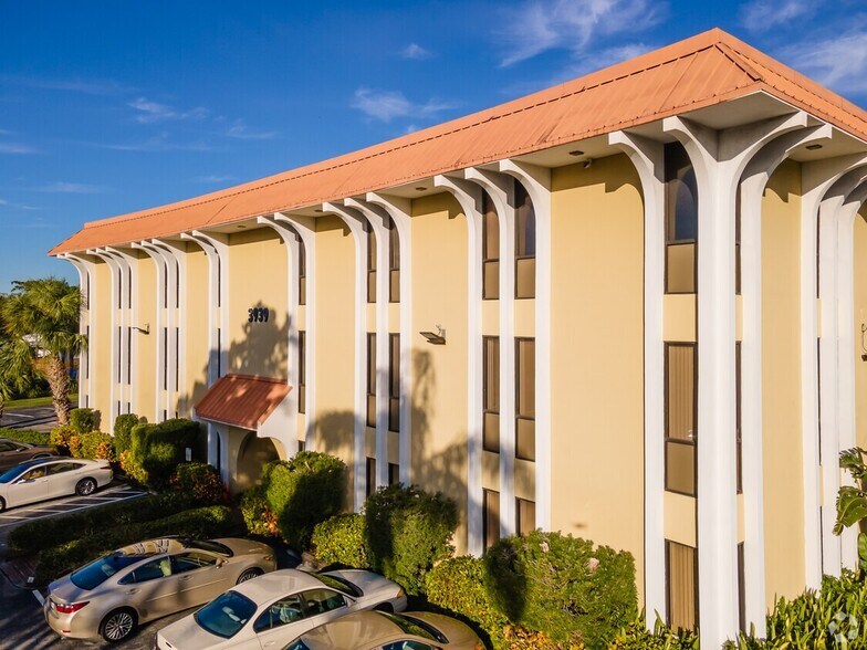 3939 Hollywood Blvd, Hollywood, FL à louer - Photo de l’immeuble – Image 3 sur 10