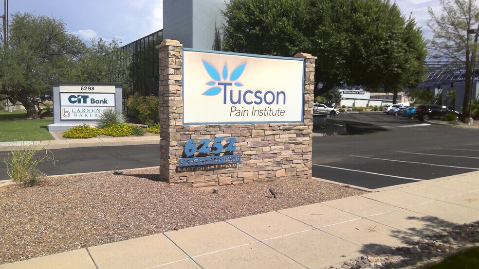 6252 E Grant Rd, Tucson, AZ à louer - Photo de l’immeuble – Image 3 sur 7