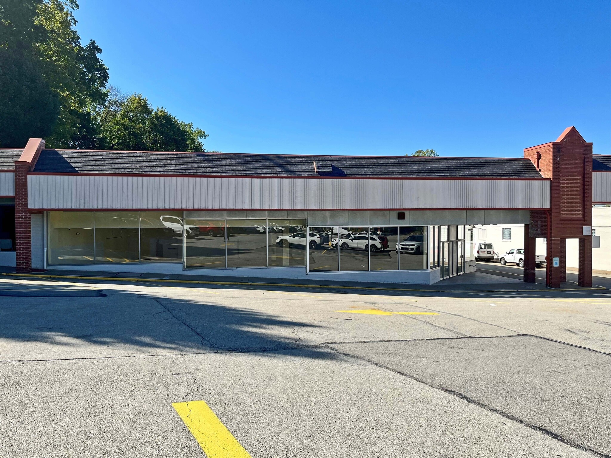 400 E Pittsburgh St, Greensburg, PA à louer Photo de l’immeuble– Image 1 sur 12