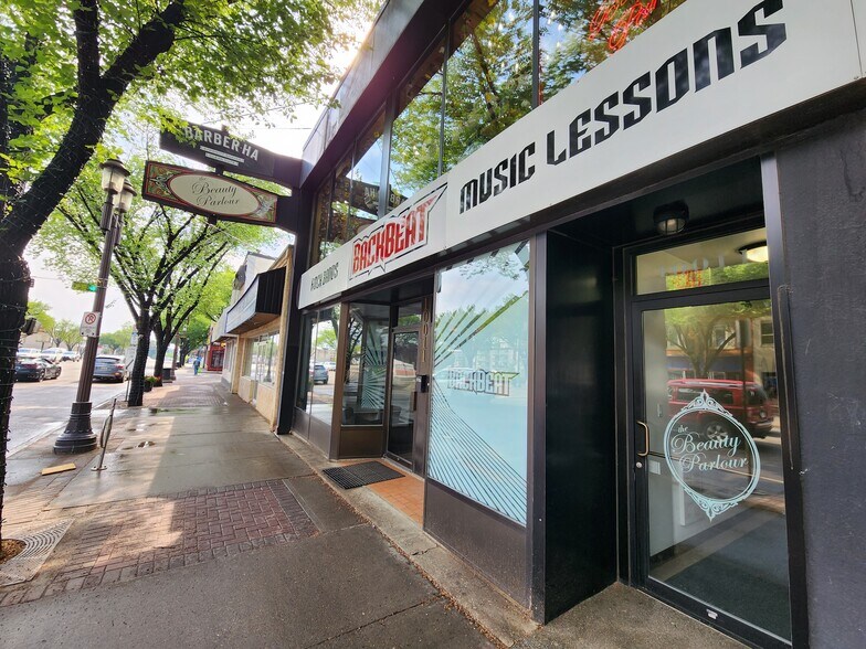 10011 82nd Ave NW, Edmonton, AB à louer - Photo de l’immeuble – Image 2 sur 4